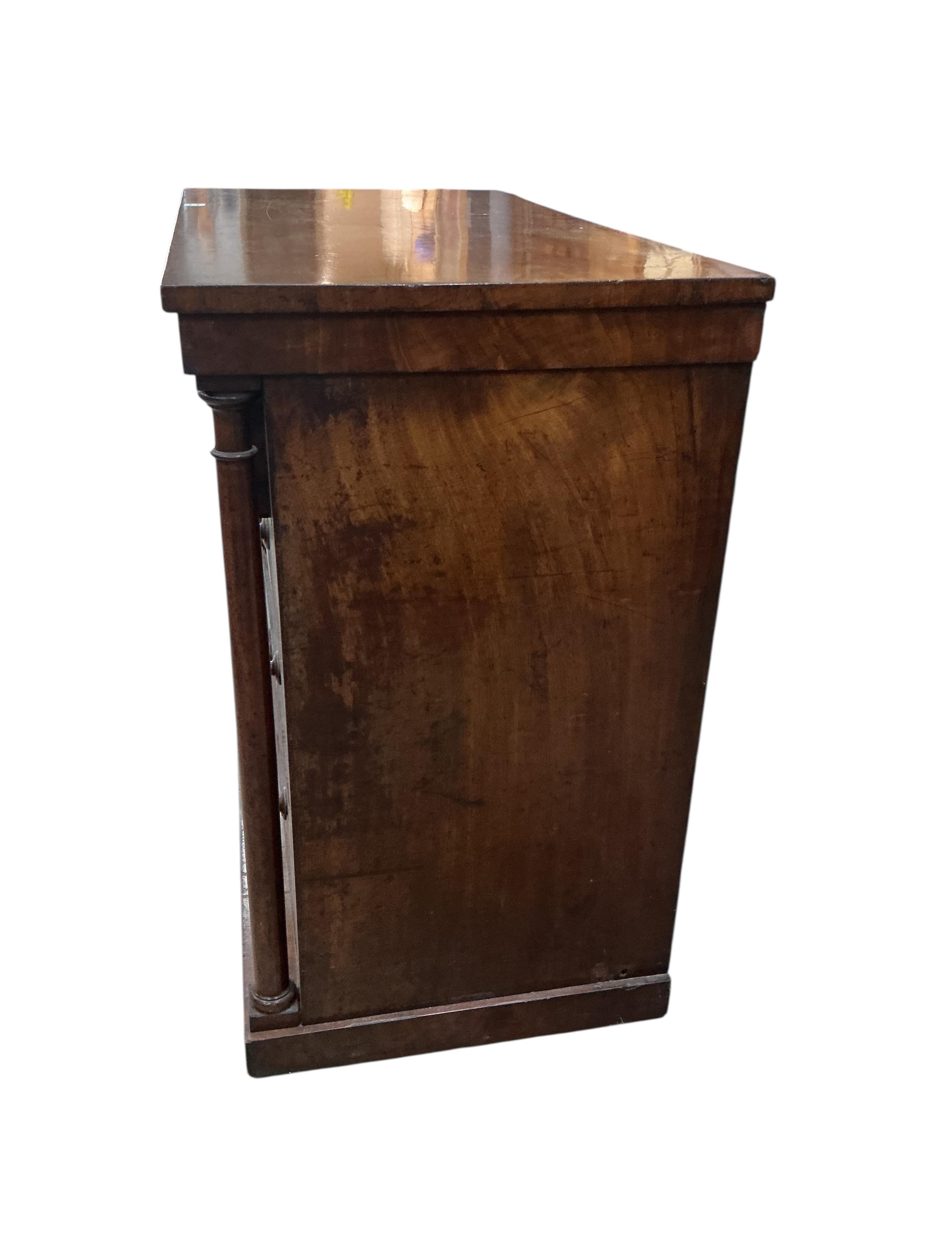 An early Victorian mahogany chest of drawers, width 116cm, depth 60cm, height 105cm
